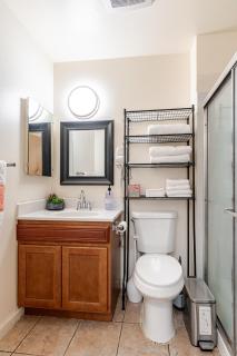 Modern & Cozy 2 Bedroom 2 Bathroom Sofabed Suite - Albany - 5