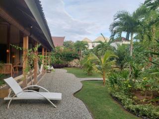 2BDR villa, 5-min walk to beach - 8