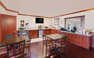 Super 8 by Wyndham Corpus Christi Northwest - 7