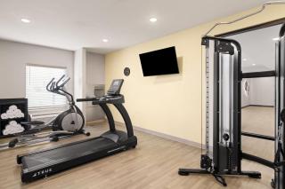 ECHO Suites Extended Stay by Wyndham Indianapolis AmeriPlex - Indianapolis - 4