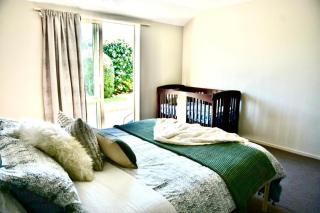 Sunny Garden Retreat - 3-BR Home near Mall, City & Airport - Christchurch - 9