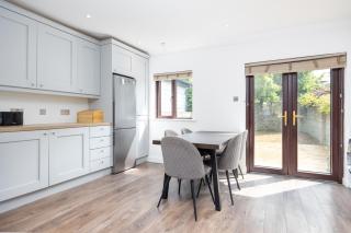 3Bed With Backyard 10min to Milltown Tram & Bus Stops - Dublin - 4