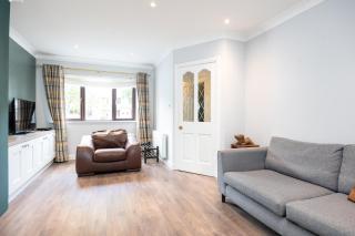 3Bed With Backyard 10min to Milltown Tram & Bus Stops - Dublin - 1