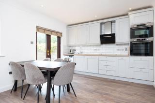 3Bed With Backyard 10min to Milltown Tram & Bus Stops - Dublin - 5