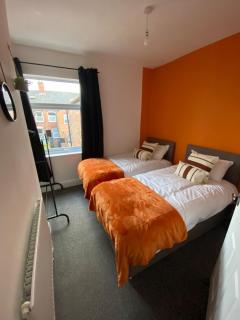 Contractors 3 Bedroom Sleeps 6 Discounts Pool Table WIFI - Leicester - 1