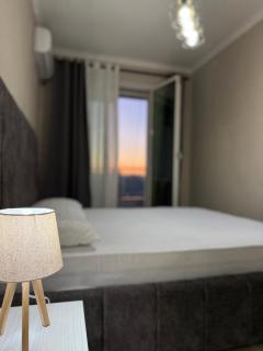 Spacious 2BR Apartment Walk in Closet Stunning Sunset Views - Durrës - 0