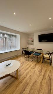 Comfy 3 Bed Apartment - 1.5 Baths Free Parking - Ealing - 7