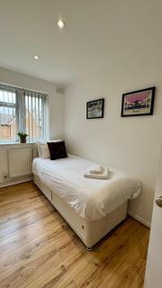 Comfy 3 Bed Apartment - 1.5 Baths Free Parking - Ealing - 5