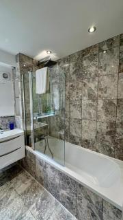 3-bed London apt w free parking - 6