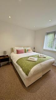 Comfy 3 Bed Apartment - 1.5 Baths Free Parking - Ealing - 9