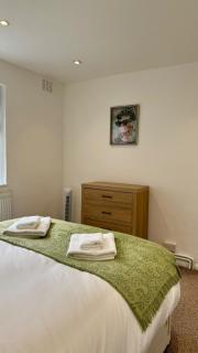 Comfy 3 Bed Apartment - 1.5 Baths Free Parking - Ealing - 1