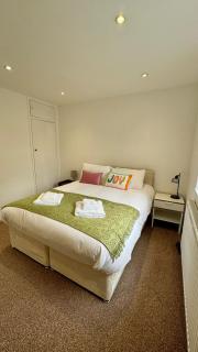 Comfy 3 Bed Apartment - 1.5 Baths Free Parking - Ealing - 8