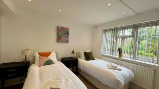 Comfy 3 Bed Apartment - 1.5 Baths Free Parking - Ealing - 3