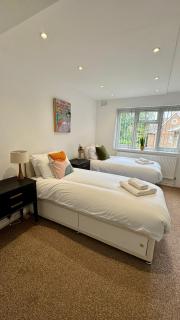 3-bed London apt w free parking - 1