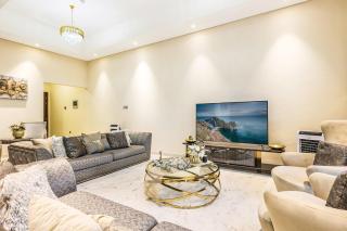 Stylish 4BR Family Villa Easy Access to Dubai Marina & Expo City - 2