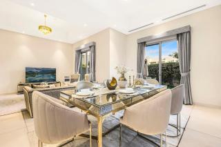 Stylish 4BR Family Villa Easy Access to Dubai Marina & Expo City - 1