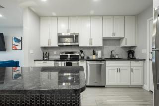 Modern 2BR DownTown Home with King Bed, Long Stays, WiFi, Netflix - Orlando - 3