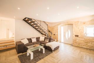 Villa Milena, a Rustic Summer Haven with Pool, Pets Welcome! - Modrušani - 2