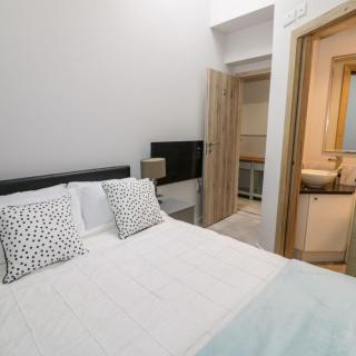 Entire cottage close to Coventry City Centre with 4 en suite bedrooms and gated parking - Coventry - 3