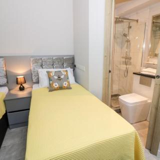 Entire cottage close to Coventry City Centre with 4 en suite bedrooms and gated parking - 4