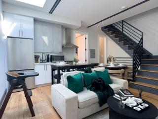 High-end House with 2 FREE Park Spots, rooftop NYC views and backyard with deck, 6BRs, 2FLs plus bsmt, 11 beds, 3 bath, Sleep 19, 20 PERCENT OFF - Hoboken - 1