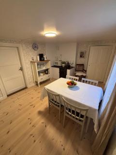 Trevligt eget hus med kakelugn i lantlig miljö - Vikingstad - 1