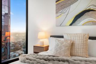 Exquisite Skyline Luxe 3BR Apt Pool & Gym - Melbourne - 2