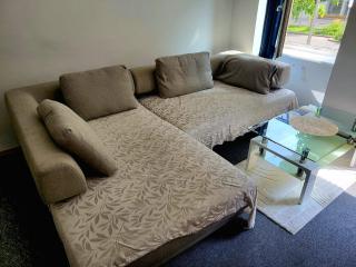 Gutbau com, Whole Apartment 4u, Self-Check-in, Top-Location, Underground & Shops under window, 3-5min Walking to Swimming & footbal Stadion, Wake-up in sunshine - 7