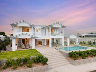 Hamptons On Dux Retreat - Banksia Beach - 1