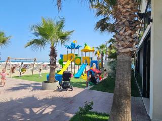 Bright Apartment Steps from the Shore - - 2