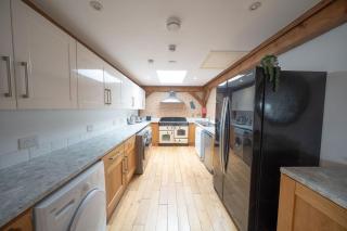 8 Bedroom, 6 Bath House, Large Patio, Large Parking - Hardwicke - 2