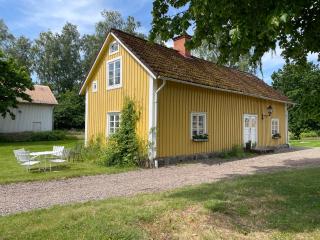 Trevligt eget hus med kakelugn i lantlig miljö - Vikingstad - 0