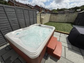 Charming 3-Bedroom with Large Hot-Tub, Free Parking & Pet friendly - Swansea - 3