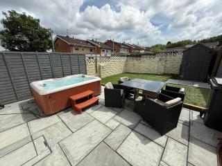 Charming 3-Bedroom with Large Hot-Tub, Free Parking & Pet friendly - Swansea - 0