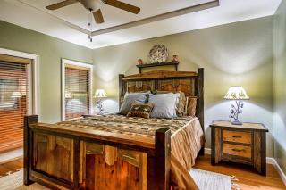 Backyard OasisHot Tub Fire PitWiFi5m to PF - 5