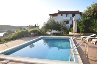 Apartment with a spacious garden and pool - 5