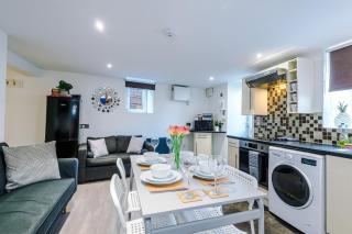 Free Parking! Two Bedroom Apartment in Sheffield by Eason Stays, Ideal For Weekend Getaways, Hospital Placements & Business Travellers - Sheffield - 3