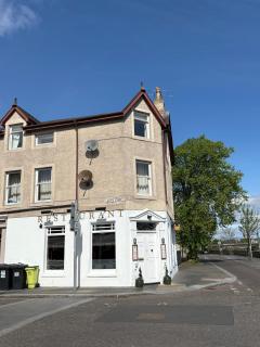 River facing apartment - sleeps 4 - with parking - Inverness - 9