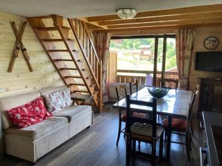 Appartement au pied des pistes avec balcon ensoleillé - 2 ch, 2 sdb, accès rapide au centre village - FR-1-467-85 - 0