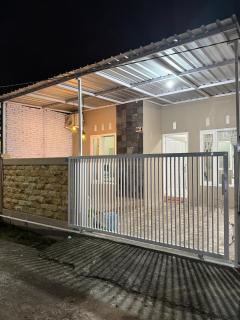 Grey House Banyuwangi, Rest Easy,Stay Cozy - Banyuwangi - 2