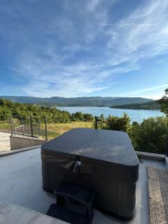 Escape on Lake - private retreat with Pool & Jacuzzi - 8