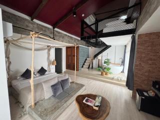 YOLO Bangkok Boutique Hotel - 9