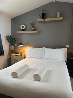 Modern Two Bedroom Lodge on Seven Bays Holiday Park near Padstow - Saint Merryn - 2