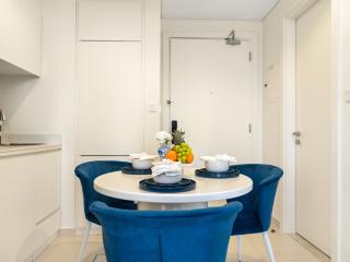 Luxury Apartment with Balcony & Full Burj Khalifa View by Dejaview Stays - 1