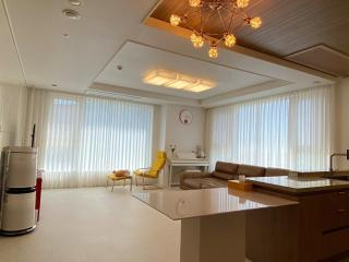 Sky lounge with Han River view, Ilsan Lake Park, KINTEX, Goyang Sports Complex, Gimpo Airport- Landmark Stay in Ilsan exclusively for foreigners - Goyang - 4