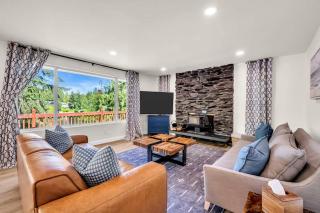 Lakefront Retreat for 6 with Stunning Views Sauna - 0