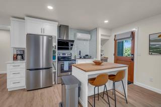 Lakefront Getaway For 4 with Swimming Kayaks and More - Snohomish - 3
