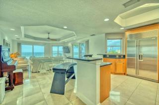 Luxurious 3-Bedroom with Stunning Views Parking - Clearwater Beach - 0