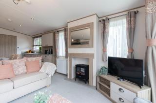 Peaceful Millers Lodge at The Cotswold Water Park - South Cerney - 3