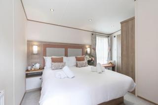 Peaceful Millers Lodge at The Cotswold Water Park - South Cerney - 9
